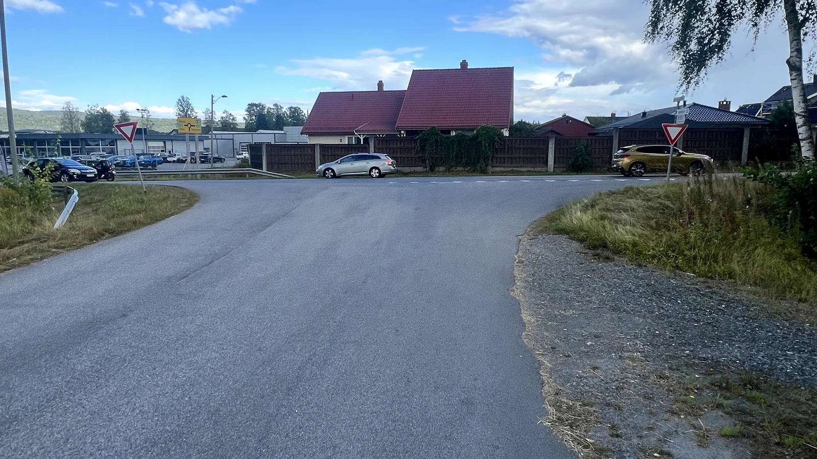 T-kryss med vikepliktskilt og biler på den kryssende veien