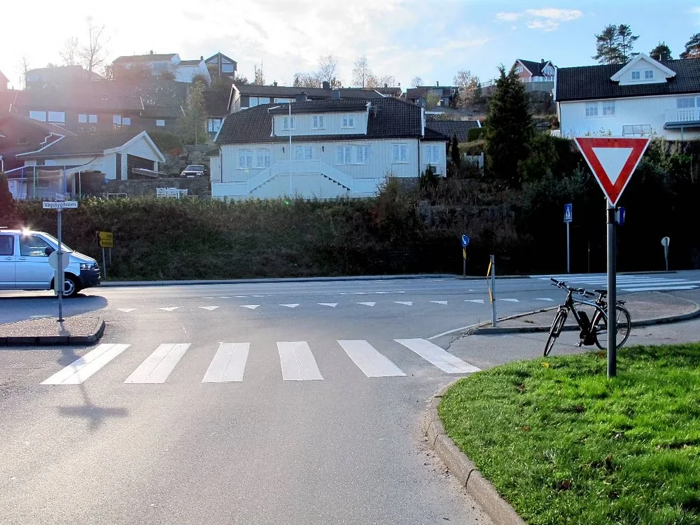 Vikepliktskilt og vikelinje i et norsk veikryss med gangfelt